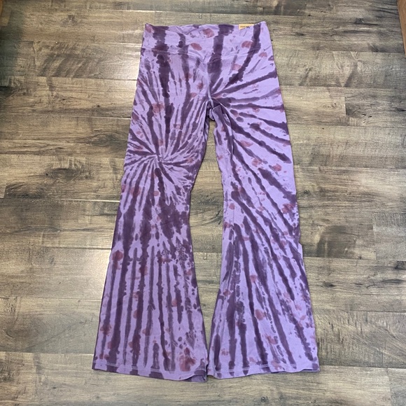 NWT Victoria’s Secret flare legging Tie Dye purple pants - Picture 1 of 5
